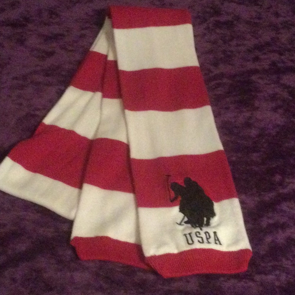 USPA Scarf, red and white knit, black logo.